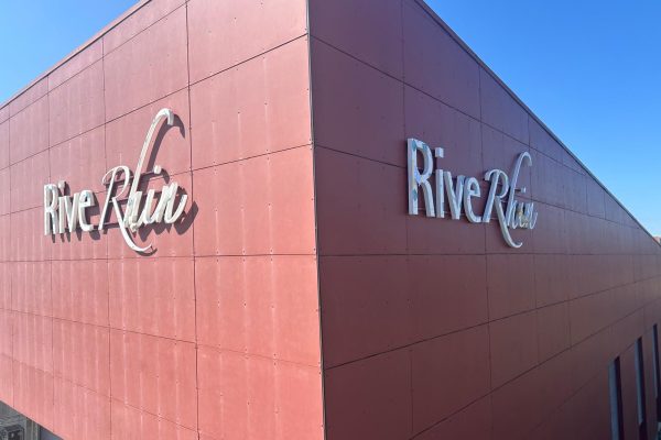 L'enseigne sur le bâtiment du RiveRhin