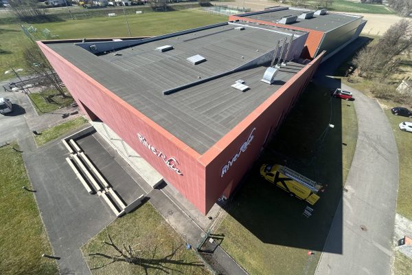 L'enseigne sur le bâtiment du RiveRhin