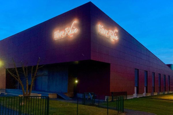 Le bâtiment du RiveRhin vu de nuit