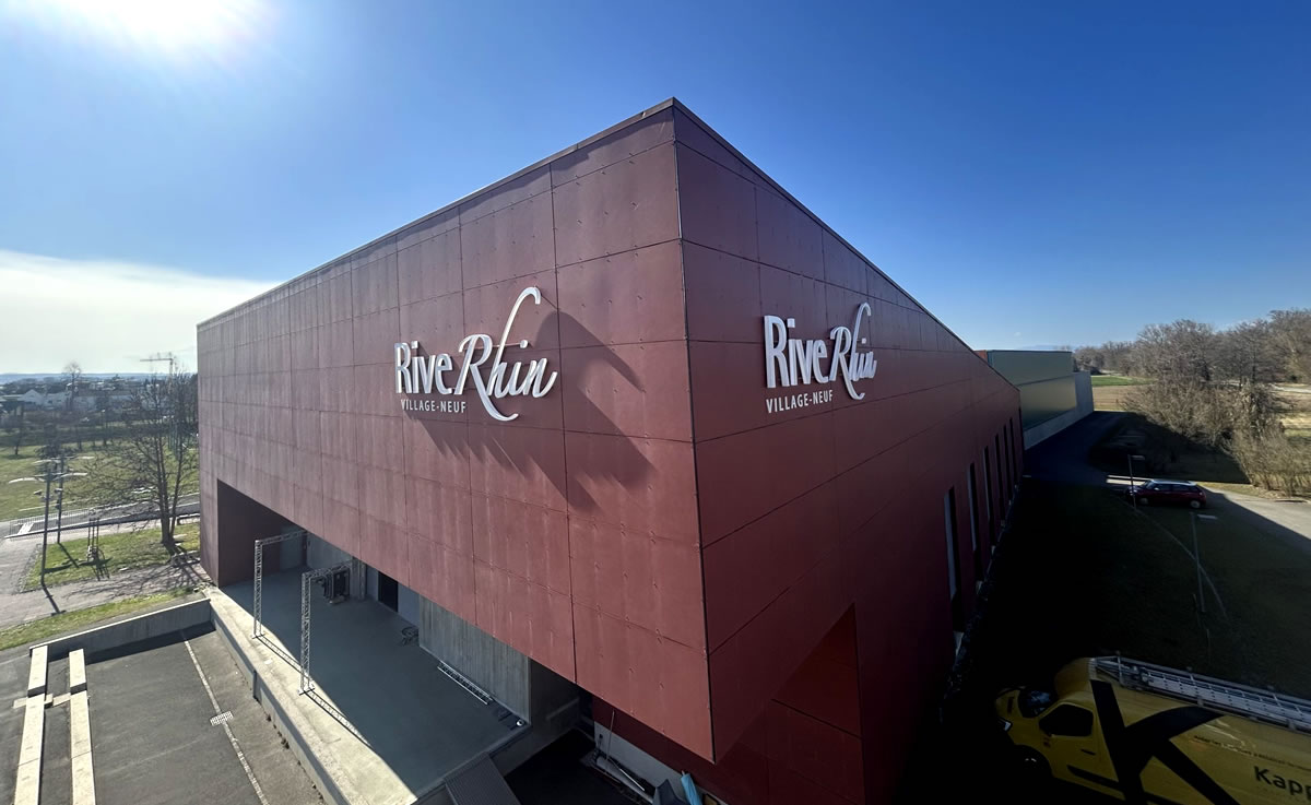 Enseigne sur le bâtiment du RiveRhin / Salle de spectacles à Village Neuf