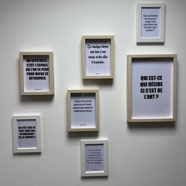 Cadres photos avec citations drôles et inspirantes dans les loges du RiveRhin