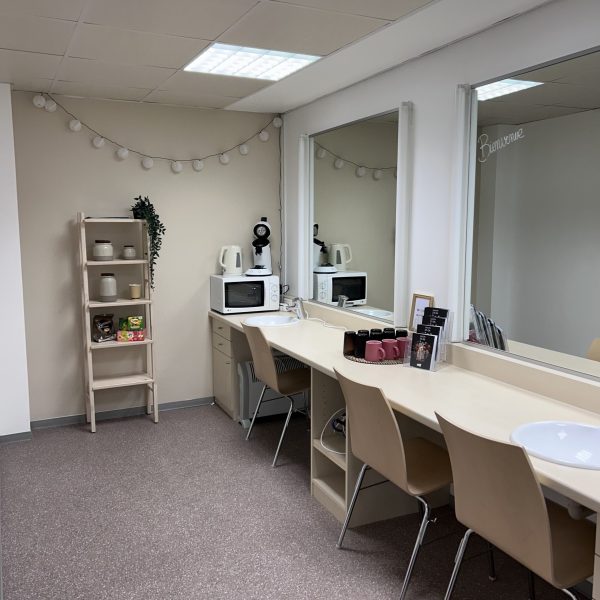 Meuble, chaise, machine à café et ambiance cosy dans les loges du RiveRhin