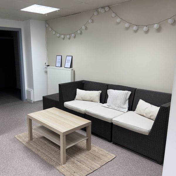 canapé, table et tapis avec ambiance cosy dans les loges du RiveRhin