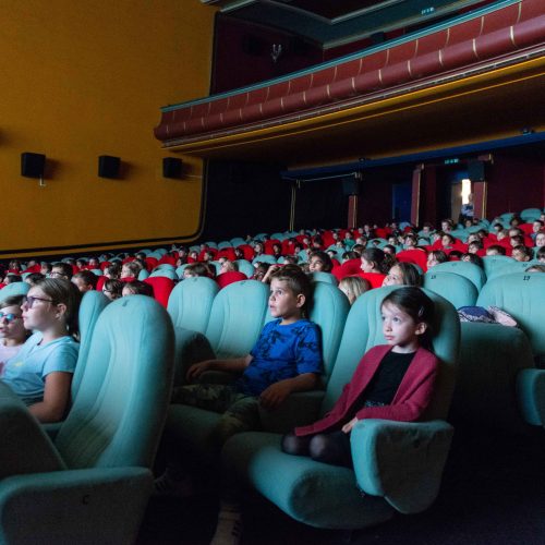 Enfants au cinéma de la Lanterne Magique